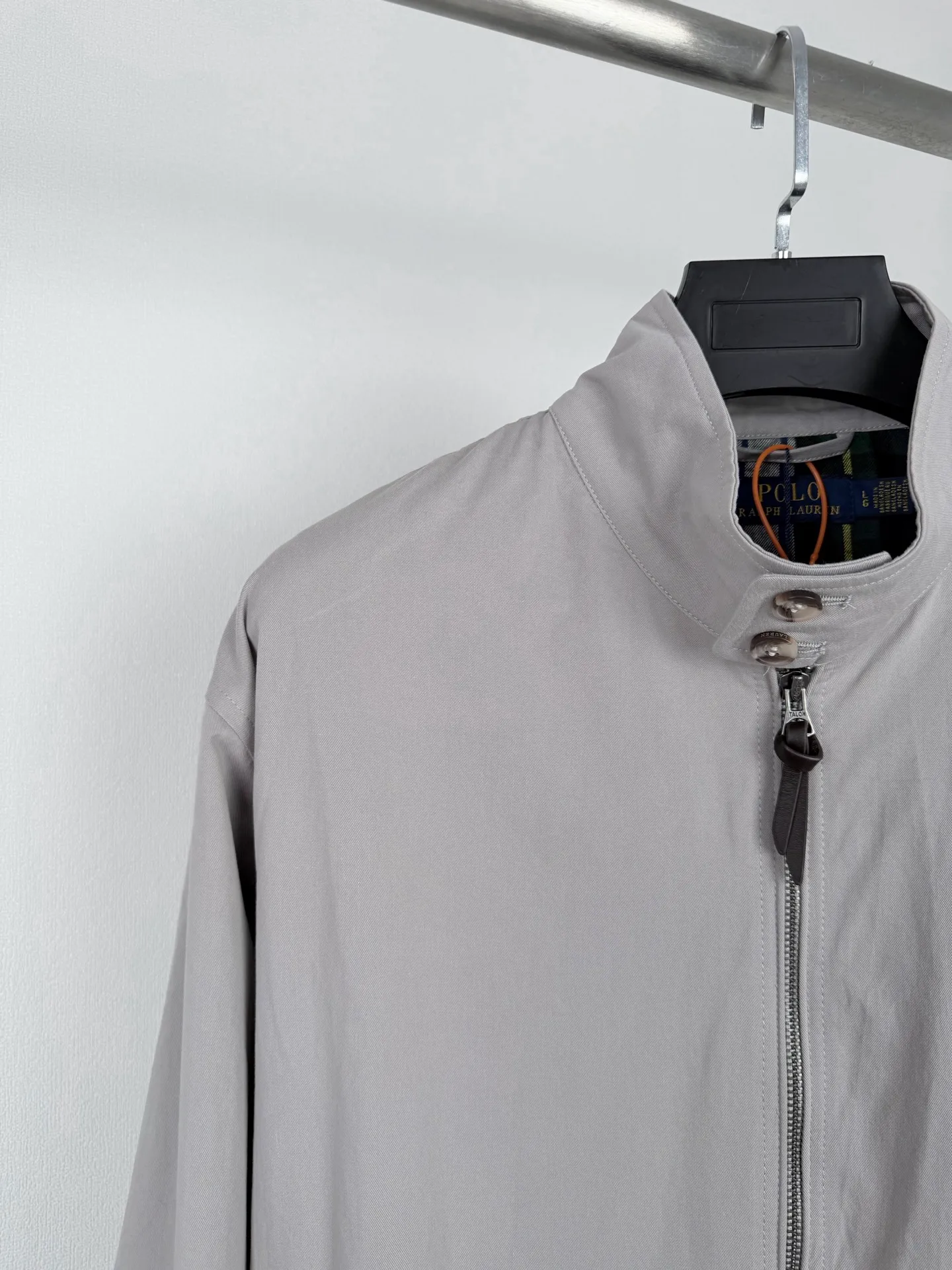 Ralph Lauren embroidered zipper jacket. Customized cotton fine twill elegant fabric. Soft and silky. Comfortable against the skin. Made of matte rock Light Gray as the base. Soft and unobtrusive. Just right to show a kind of restrained elegance. Exquisite pony logo embellished with it. Bringing an atmosphere of freedom and vitality. Injecting the soul charm of the brand. Simple and smooth lines outline a tall and straight figure. A unique and charming fashion masterpiece emerges. Process 1: Using imported machine embroidery process Use advanced computer control system and precision mechanical components to realize the iconic pony embroidery operation with high precision and smooth and delicate lines. Process 2: Template machine bag opening. The preset template guides the position, shape and size of the bag opening. The accuracy ensures the quality of the bag opening effect. Process 3: Infrared positioning cutting bed uses infrared emitters and infrared receivers to achieve precise positioning of materials. The accuracy can reach the micron level, thereby meeting the effect of high-precision cutting of plaid alignment. Process 4: The fabrics are fermented and washed. Better feel and texture, not easy to deform, not easy to shrink, not easy to fade, maintain long-term beauty. Accessories: Customized 1:1 Ralph Lauren horn buckle, Customized 1:1 Ralph Lauren zipper, Customized 1:1 Genuine Leather lanyard, Customized 1:1 Ralph Lauren trademark. Version: Loose version Size: S M L XL
